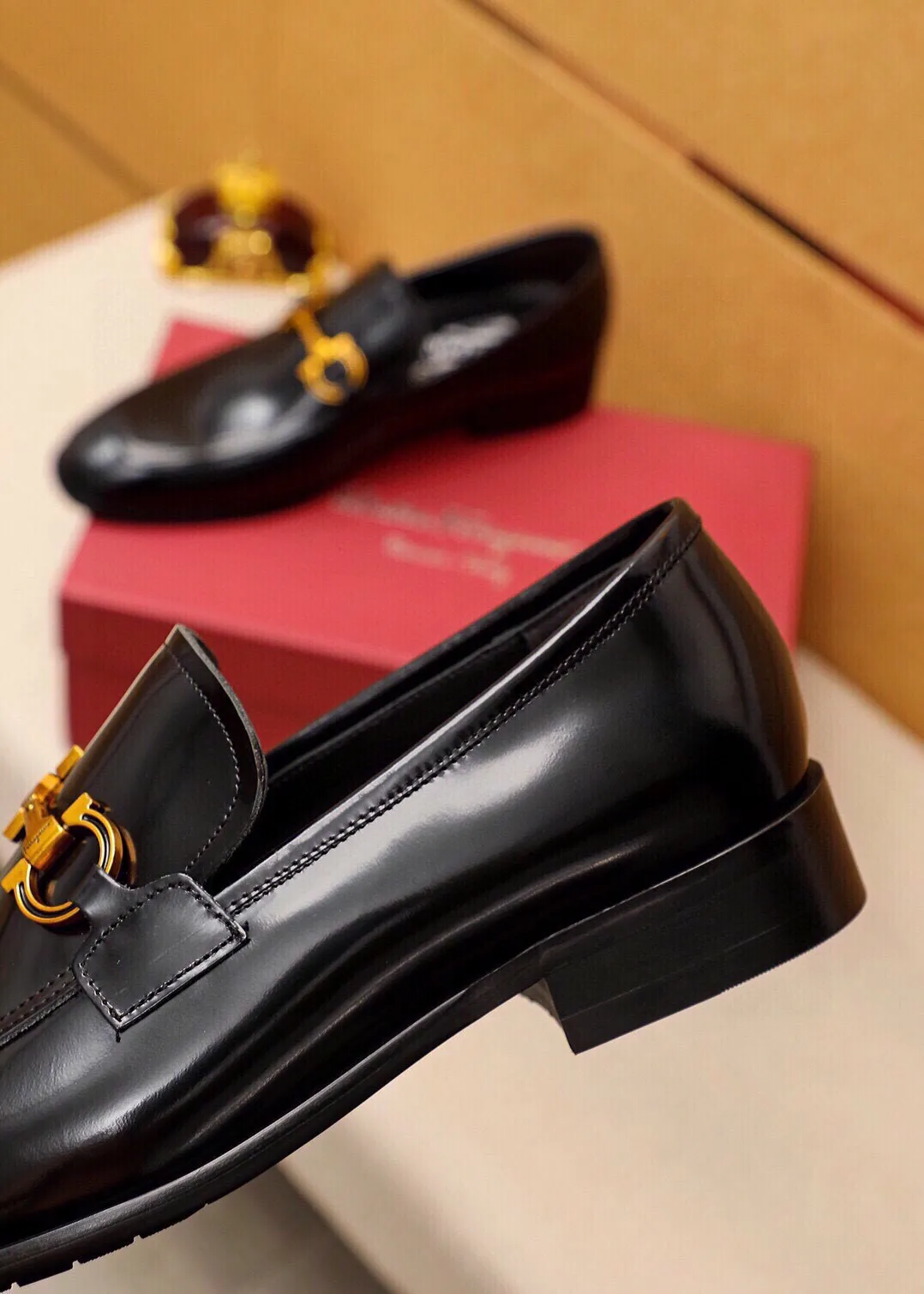 Men's shoes 💰520 💐 Product trademark: Ferragamo "Ferragamo" casual leather shoes Regular size: 38-44 (45🉑️customized) Product materials: Selected imported first-layer open-edge beaded cowhide upper + original hardware buckle, imported water-dyed cowhide leather lining. Strong three-dimensional visual effect, combined outsole Color: 3⃣️colors available